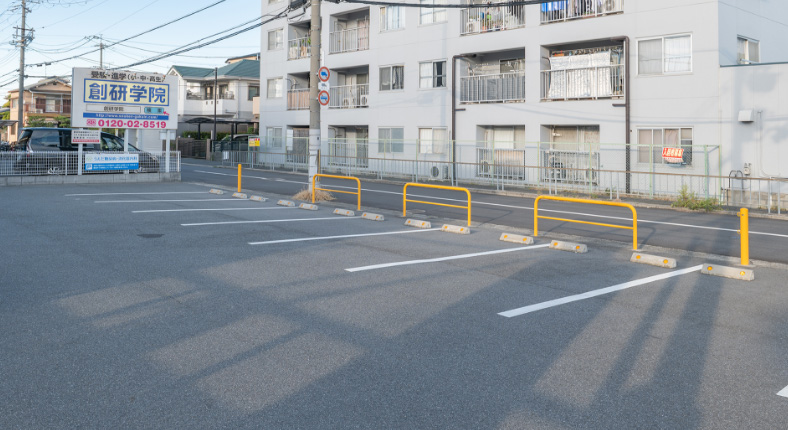 龍華クリニックビル共用駐車場（17台）
